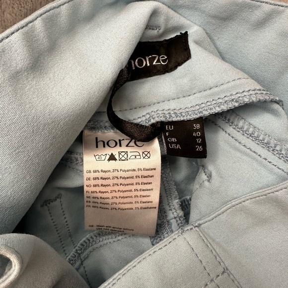 Horze breeches
Light turquoise 
Some staining but great condition   
Size 26 - Picture 4 of 4